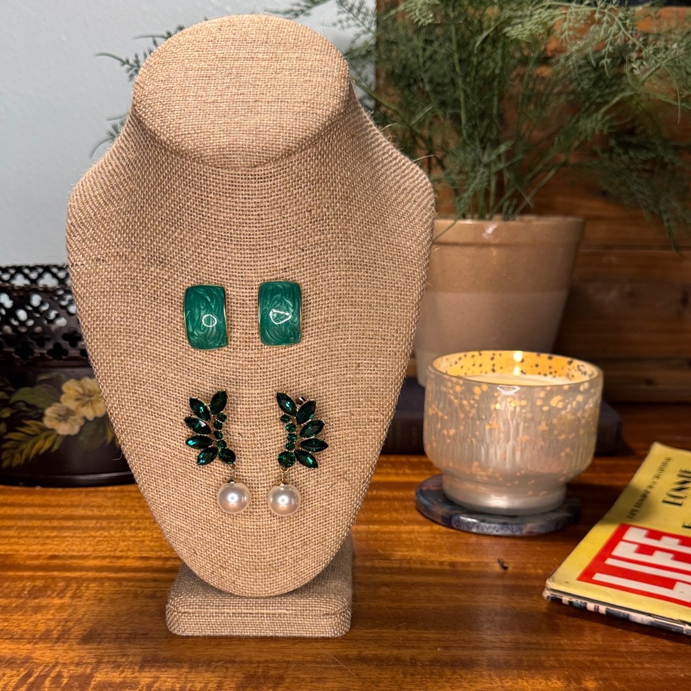 Elegant Green and Pearl Drop Earrings Set